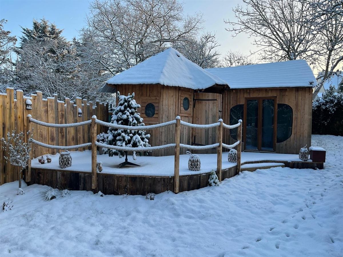 La Familiale sous la neige avec sa terrasse et son sapin de Noël
